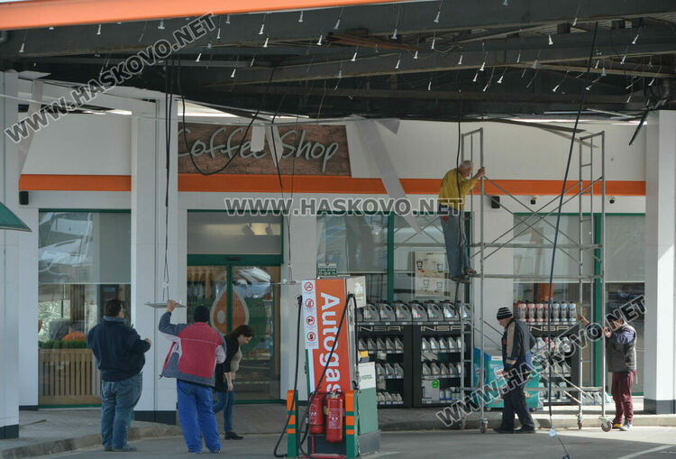 Вятърът събори част от покрива на бензиностанция в Хасково