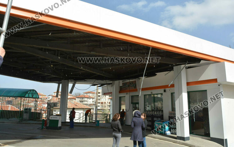 Вятърът събори част от покрива на бензиностанция в Хасково