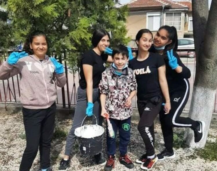 Ученици боядисаха всички дръвчета в двора на "Златаров"