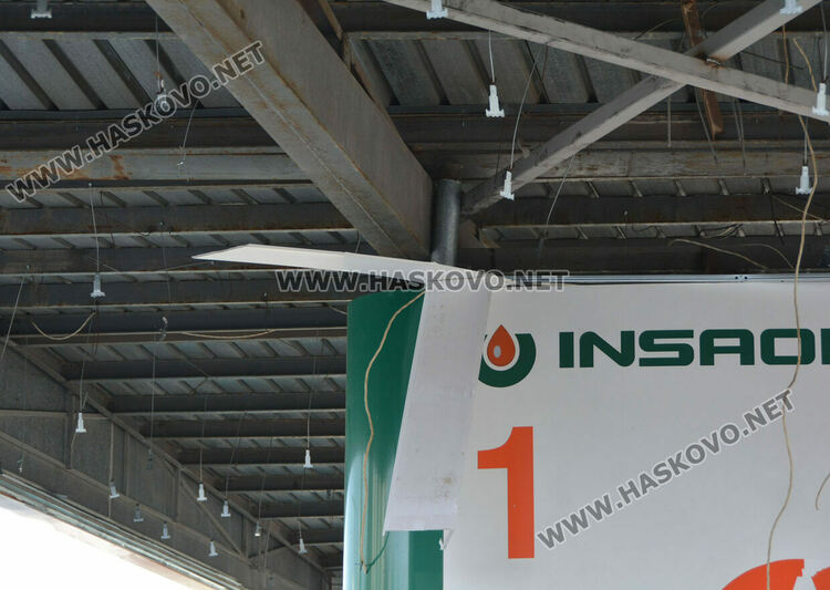 Вятърът събори част от покрива на бензиностанция в Хасково