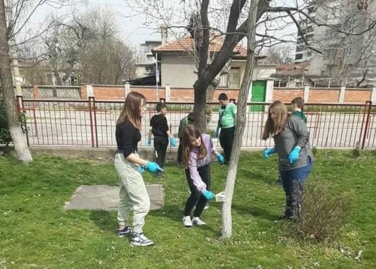 Ученици боядисаха всички дръвчета в двора на "Златаров"