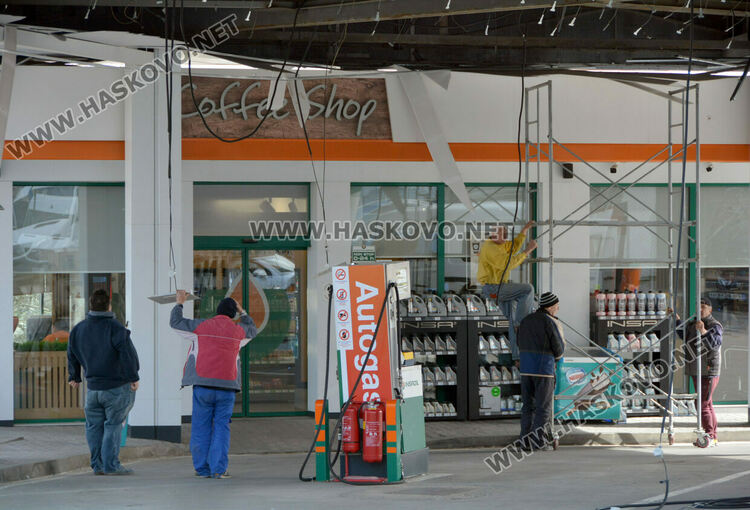 Вятърът събори част от покрива на бензиностанция в Хасково