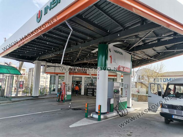 Вятърът събори част от покрива на бензиностанция в Хасково