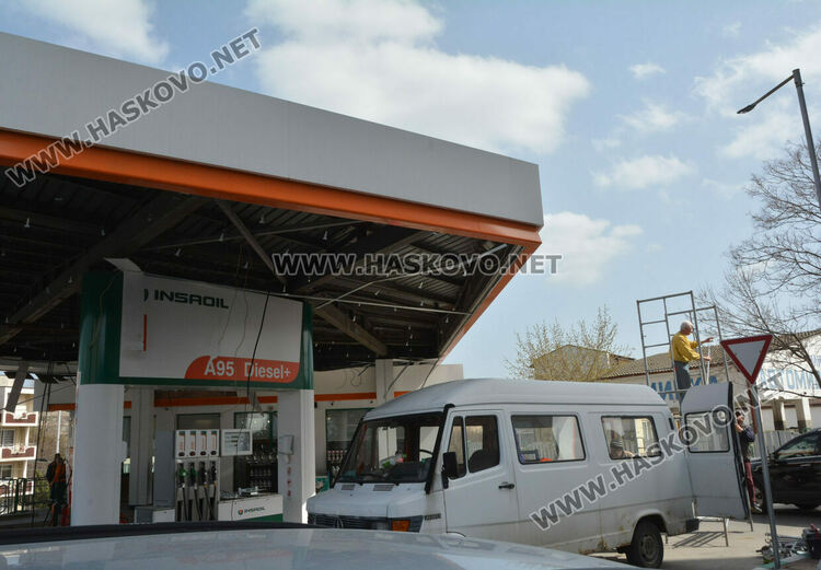 Вятърът събори част от покрива на бензиностанция в Хасково