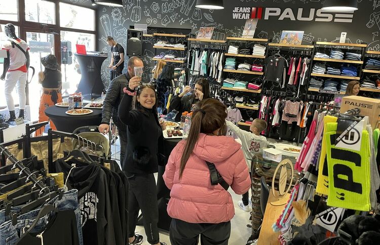 С томбола и още много изненади PAUSE JEANS & Negative в Хасково отбеляза 1-вия си рожден ден  