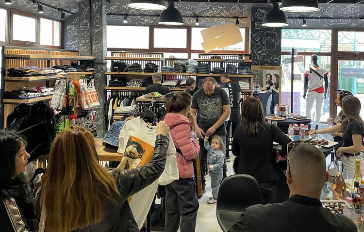 С томбола и още много изненади PAUSE JEANS & Negative в Хасково отбеляза 1-вия си рожден ден  