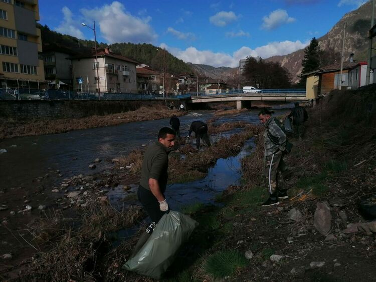 Похвално! Десетки доброволци почистваха речното корито на река Девинска 