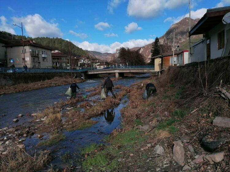 Похвално! Десетки доброволци почистваха речното корито на река Девинска 