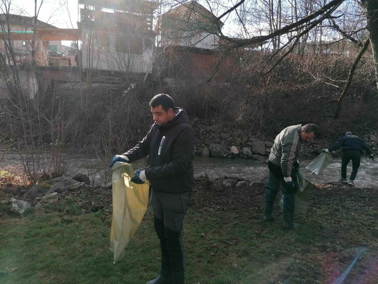 Похвално! Десетки доброволци почистваха речното корито на река Девинска 