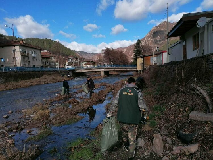 Похвално! Десетки доброволци почистваха речното корито на река Девинска 