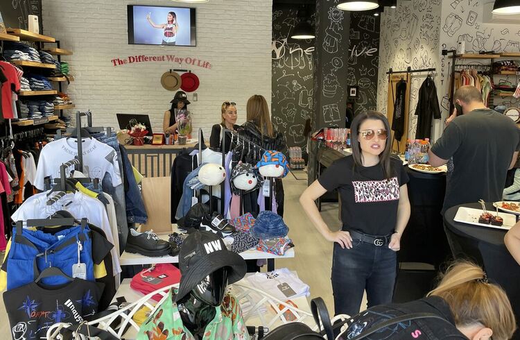 С томбола и още много изненади PAUSE JEANS & Negative в Хасково отбеляза 1-вия си рожден ден  