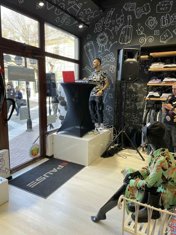 С томбола и още много изненади PAUSE JEANS & Negative в Хасково отбеляза 1-вия си рожден ден  