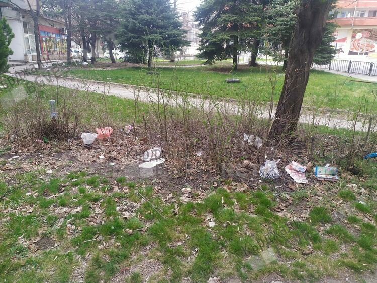 Силният вятър разпиля боклуците ни,  градът потъна в отпадъци,днес жълт код