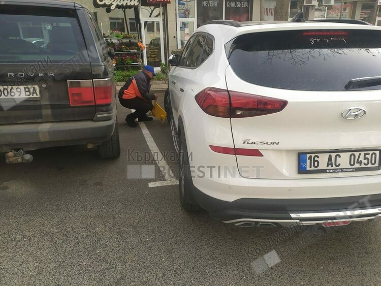 Вече поставят скоби за нарушителите в Синята зона, изгоря баровец от Бурса