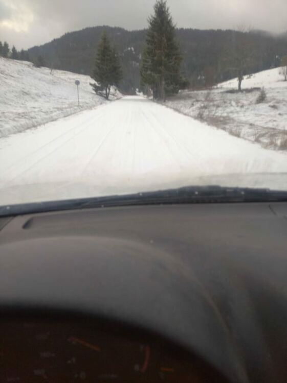 На прохода Превала падна сняг, в Пампорово закъсаха коли