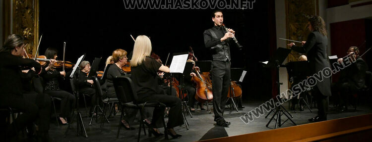 Камерният оркестър на Хасково и гостуващи солисти изнесоха пролетен концерт