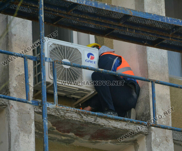 Хасковлия сигнализира, че строители работят на скеле над вход с чакащи граждани