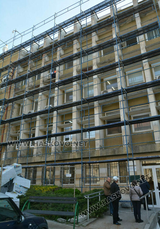 Хасковлия сигнализира, че строители работят на скеле над вход с чакащи граждани
