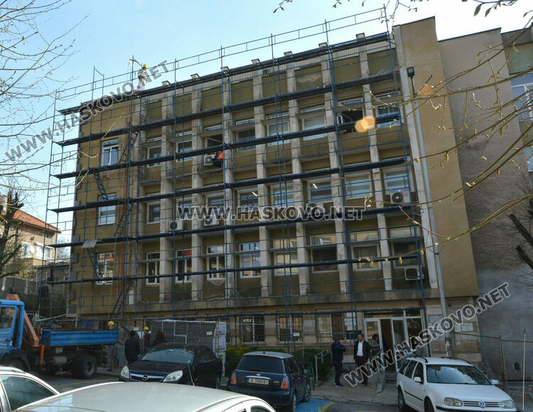 Хасковлия сигнализира, че строители работят на скеле над вход с чакащи граждани