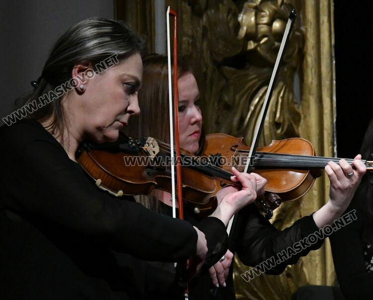 Камерният оркестър на Хасково и гостуващи солисти изнесоха пролетен концерт