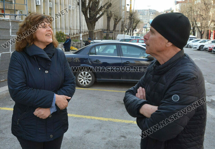 Хасковлия сигнализира, че строители работят на скеле над вход с чакащи граждани