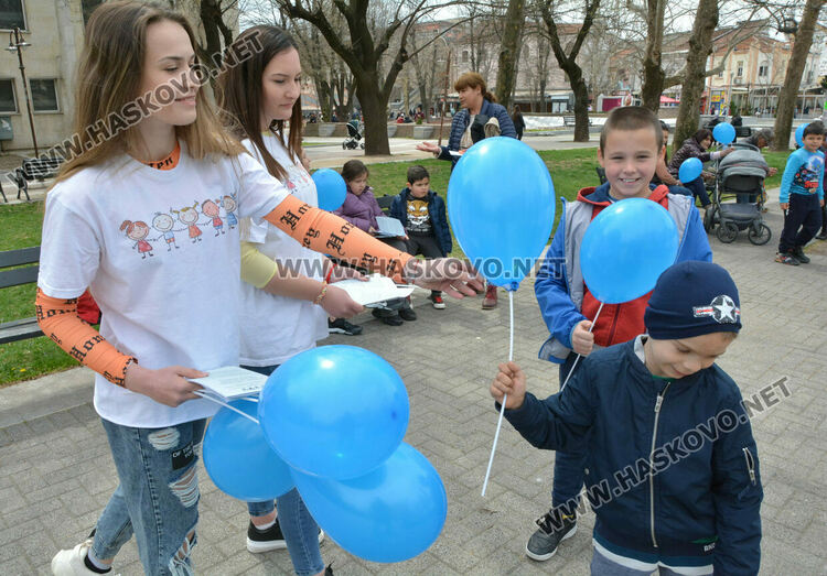 В седмицата на аутизма Общностният център в Хасково с информационна кампания за ранното диагностициране