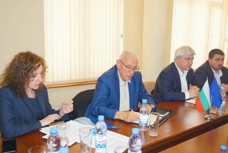 Кметове и депутати на среща при областния управител за проблеми в Минерални бани и Стамболово 