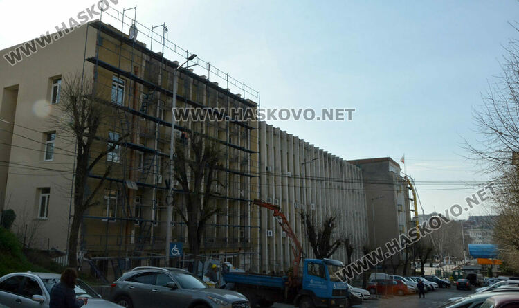 Хасковлия сигнализира, че строители работят на скеле над вход с чакащи граждани