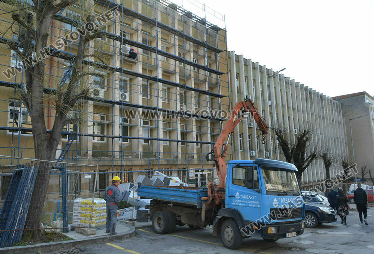 Хасковлия сигнализира, че строители работят на скеле над вход с чакащи граждани