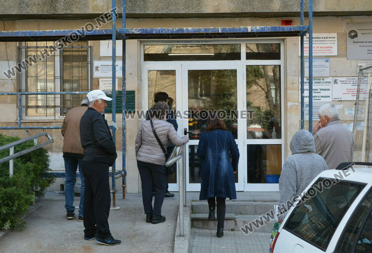 Хасковлия сигнализира, че строители работят на скеле над вход с чакащи граждани