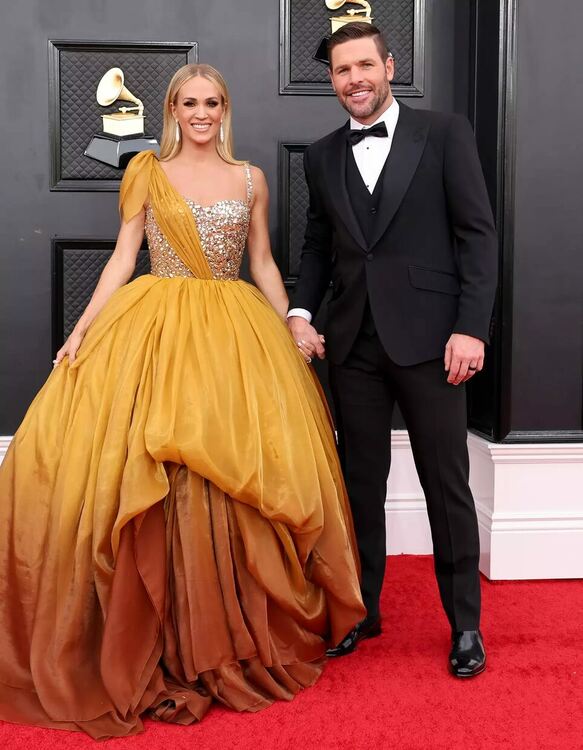 Тоалетите на червения килим на Грами 2022