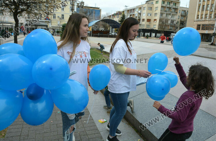 В седмицата на аутизма Общностният център в Хасково с информационна кампания за ранното диагностициране