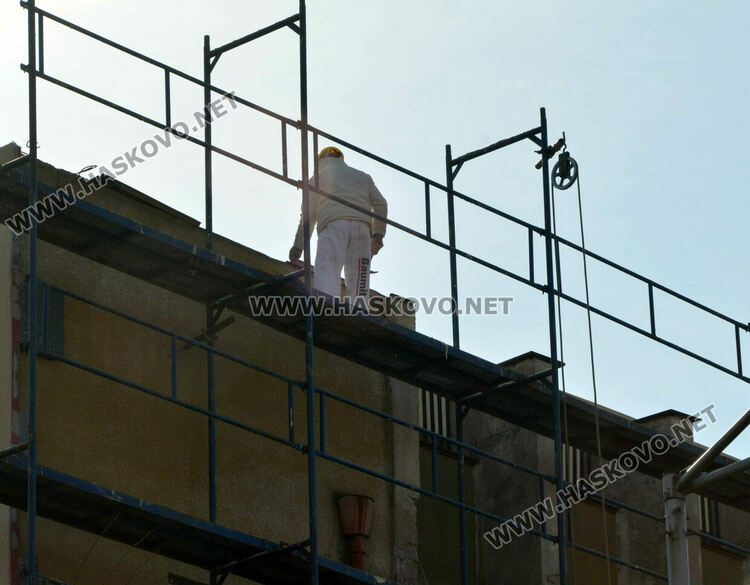 Хасковлия сигнализира, че строители работят на скеле над вход с чакащи граждани