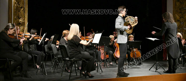Камерният оркестър на Хасково и гостуващи солисти изнесоха пролетен концерт