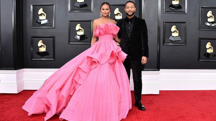 Тоалетите на червения килим на Грами 2022