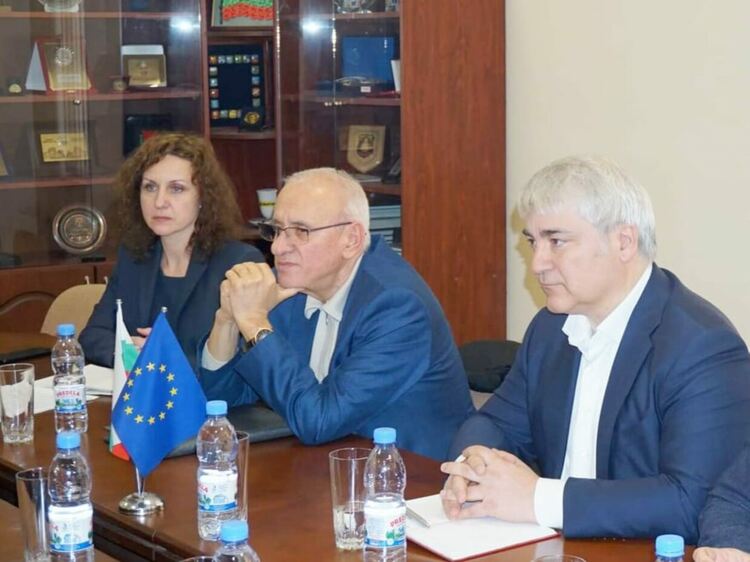 Кметове и депутати на среща при областния управител за проблеми в Минерални бани и Стамболово 