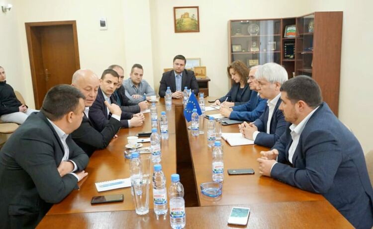 Кметове и депутати на среща при областния управител за проблеми в Минерални бани и Стамболово 
