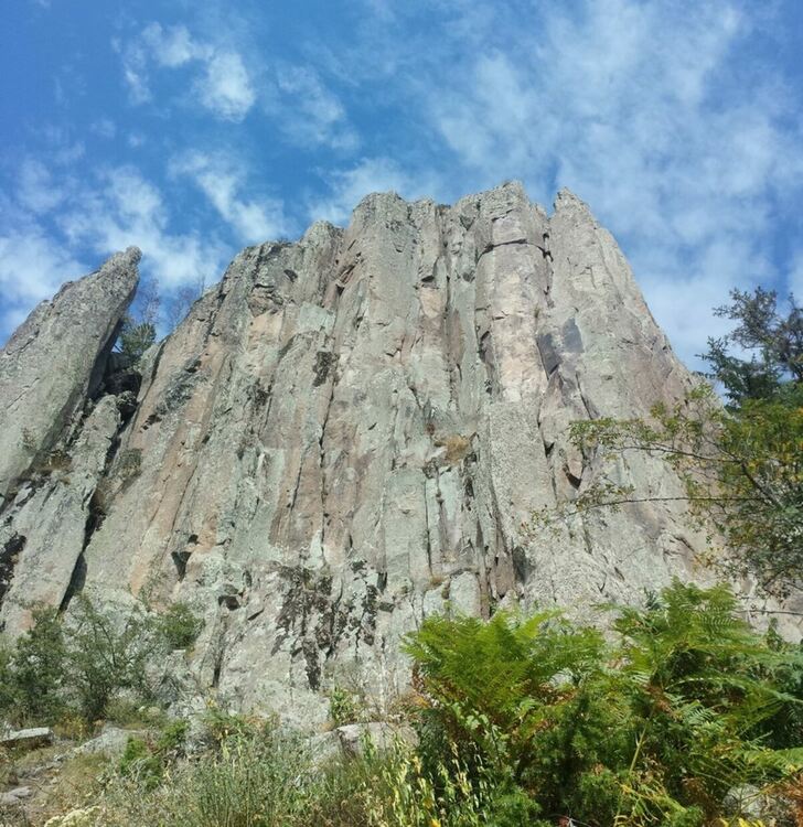 Млада жена от Смилян се хвърли от скалите на "Турлука", алпинисти вадят тялото й