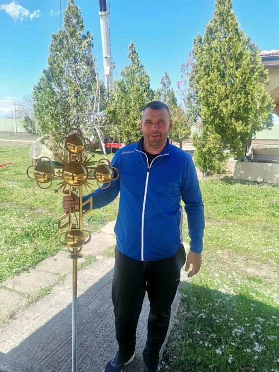 Камбанарията в Любеново заблестя с нов купол