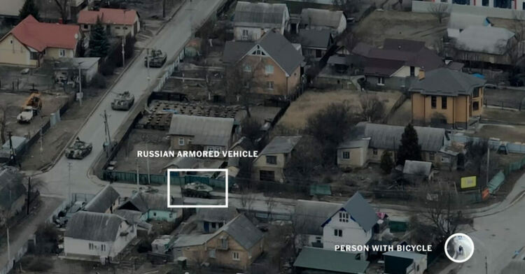 Руски танк открива огън по човек с колело в пленена Буча, показва видео