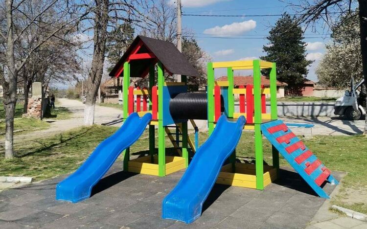 Камбанарията в Любеново заблестя с нов купол