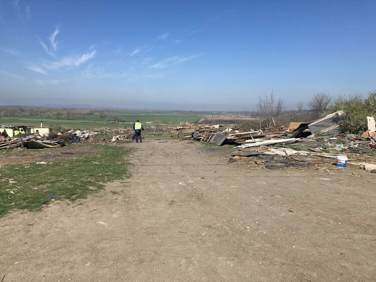  В Свиленград събориха 8 незаконни жилищни постройки 