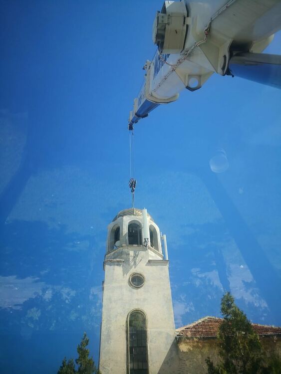 Камбанарията в Любеново заблестя с нов купол