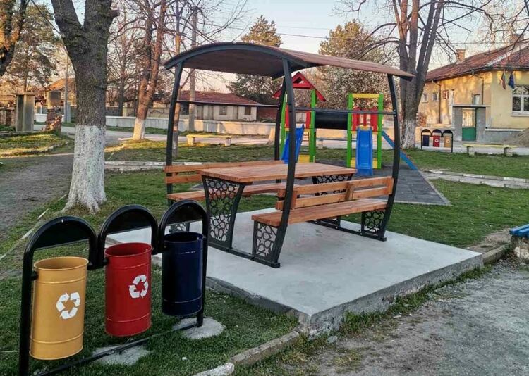 Камбанарията в Любеново заблестя с нов купол