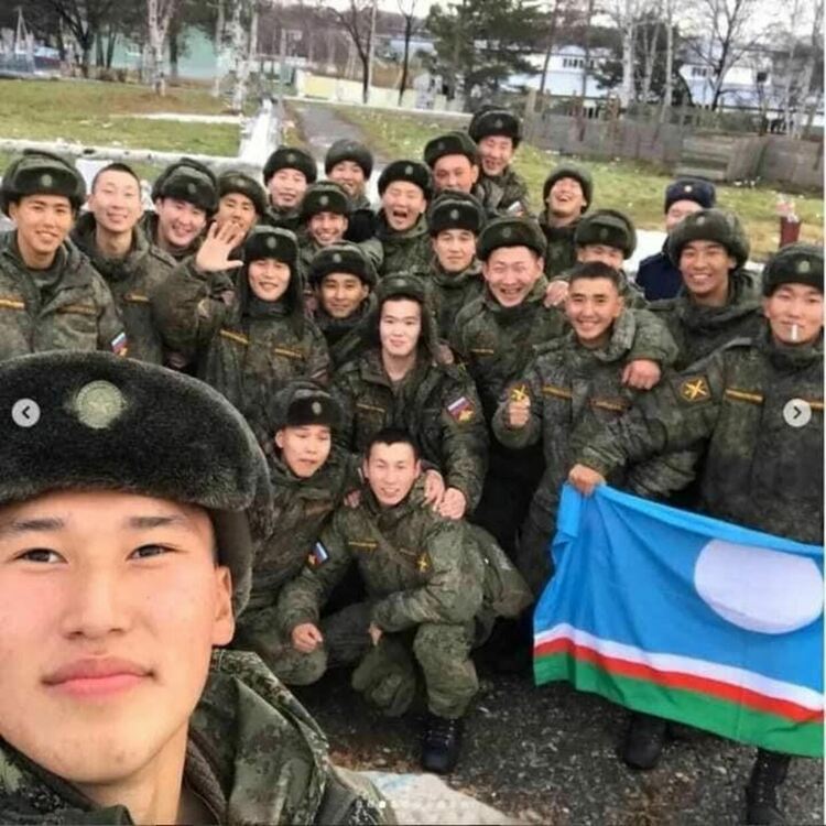 Руската военна част 51460, която окупира Буча и за която се предполага, че е отговорна за зверствата там. Войниците са от село Князе-Волконское, Хабаровска област. Знамето, което развяват е на Якутия. Повечето от войниците на руската армия, които се бият в Украйна са от азиатската част на Русия.