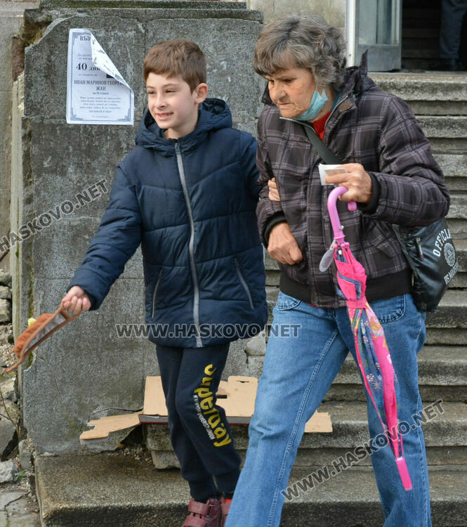 Опашка за пенсии пред пощата в Хасково, без ковид ограничения