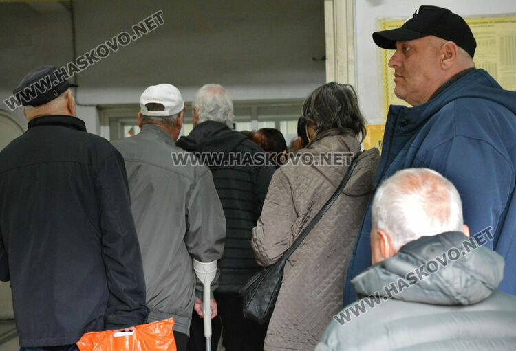 Опашка за пенсии пред пощата в Хасково, без ковид ограничения