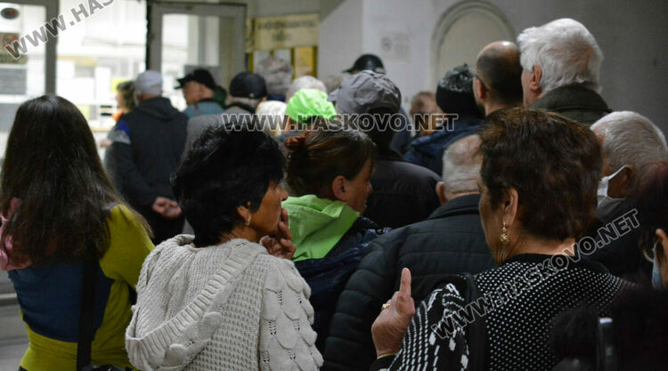 Опашка за пенсии пред пощата в Хасково, без ковид ограничения