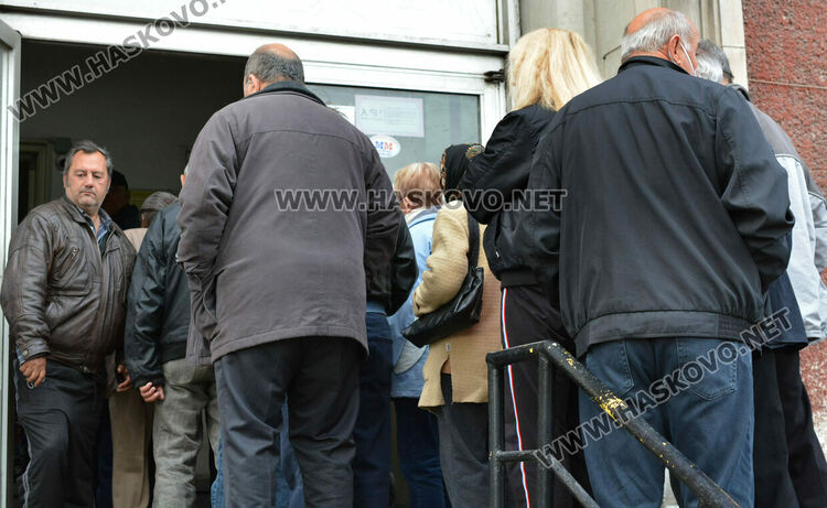 Опашка за пенсии пред пощата в Хасково, без ковид ограничения