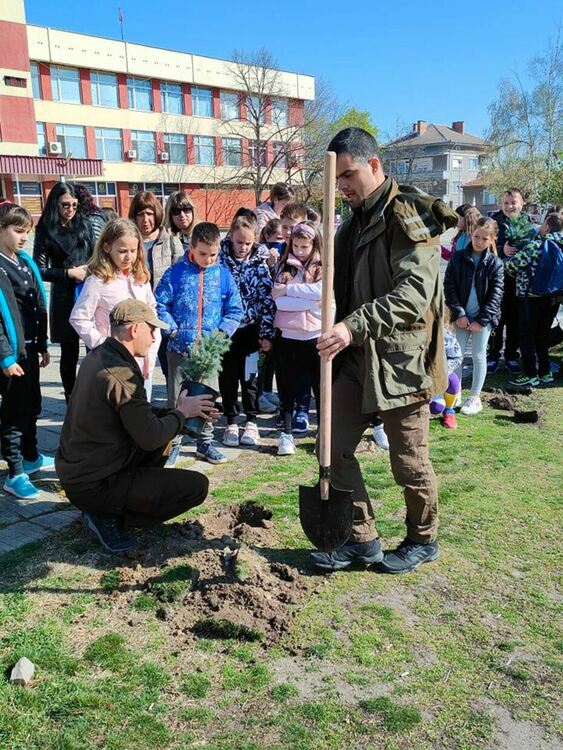 Ученици от "Златаров" заедно с лесовъди засадиха дръвчета през Седмицата на гората